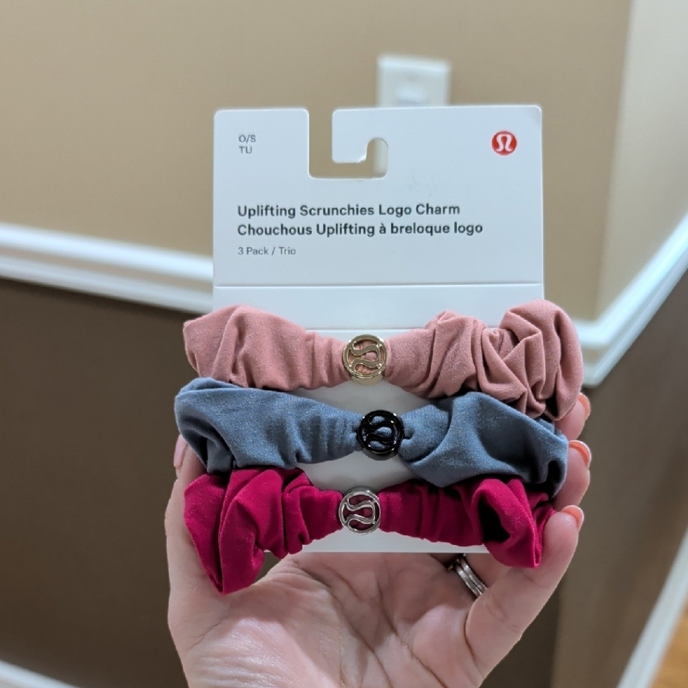 lululemon athletica 3-Pack Logo Charm Scrunchies - Dusty Pink, Slate Gray, Berry